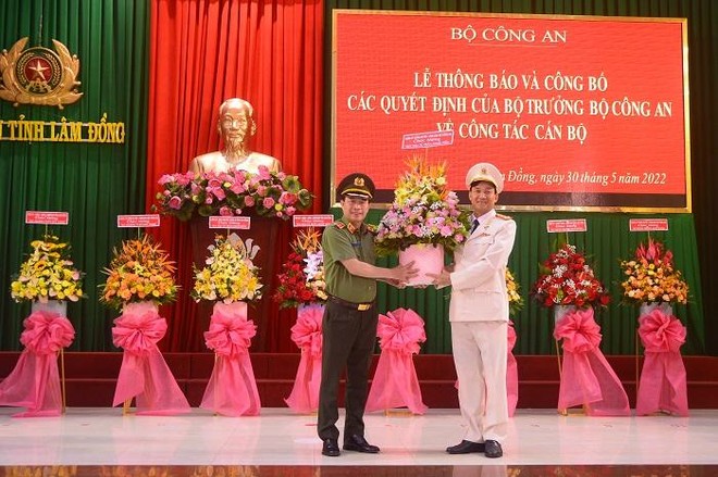 Thứ trưởng Lê Quốc Hùng chúc mừng Đại tá Trần Minh Tiến, Giám đốc Công an tỉnh Lâm Đồng được điều động, bổ nhiệm giữ chức vụ Giám đốc Công an tỉnh Nam Định.