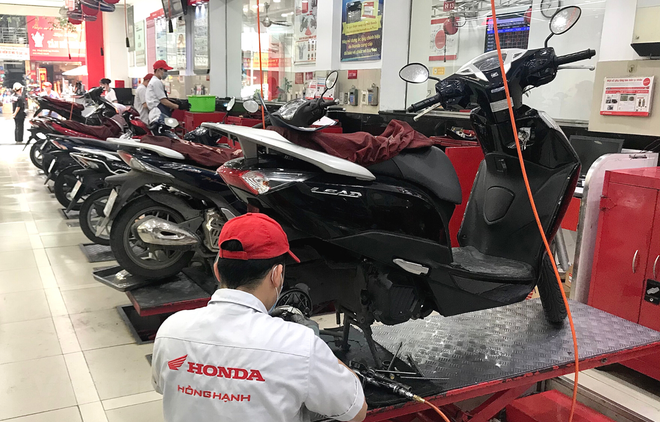 Nếu bạn đang cần sửa chữa chiếc xe máy trong một mùa mưa hoành hành, hãy tham khảo hình ảnh về các dịch vụ sửa chữa xe máy chất lượng tại Hà Nội. Chắc chắn sẽ có các đội ngũ kỹ thuật viên chuyên nghiệp và tận tình giúp bạn giải quyết các vấn đề về xe.