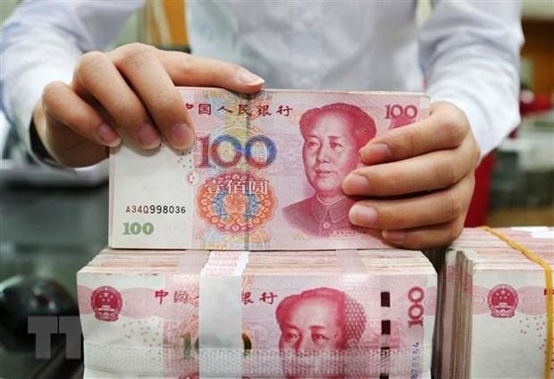 Kiểm tiền mệnh giá 100 nhân dân tệ tại một ngân hàng ở tỉnh Giang Tô, Trung Quốc. (Ảnh: AFP/TTXVN).