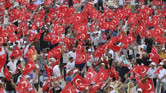 Những dân cầm cờ Thổ Nhĩ Kỳ trong một sự kiện ở Istanbul, Thổ Nhĩ Kỳ, ngày 29/5. Ảnh: Getty Images.