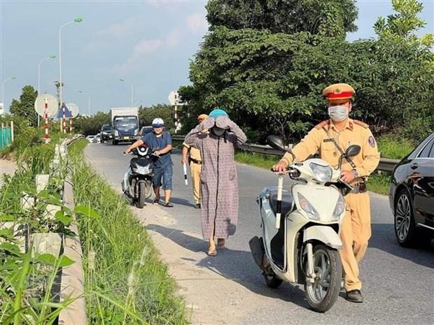 Lực lượng Cảnh sát Giao thông Công an thành phố Hà Nội xử lý trường hợp đi xe máy vào đường cao tốc Đại lộ Thăng Long. (Ảnh TTXVN phát).