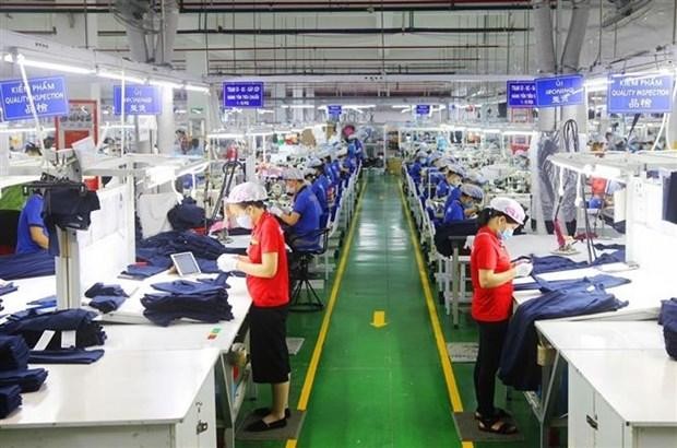 Hoạt động sản xuất đầu năm tại Công ty TNHH Apparel Far Eastern (Việt Nam) tại Khu công nghiệp Việt Nam-Singapore, thành phố Thuận An (Bình Dương). (Ảnh: TTXVN phát).