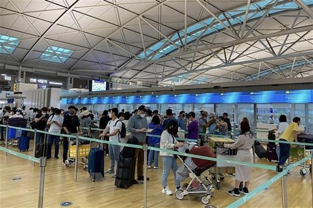 Hành khách xếp hàng chờ ở sân bay Incheon. (Ảnh: Anh Nguyên/TTXVN)