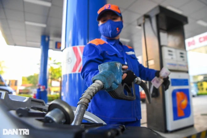 Giá xăng dầu lại đồng loạt tăng mạnh từ chiều nay, 13/6 (Ảnh: Mạnh Quân).