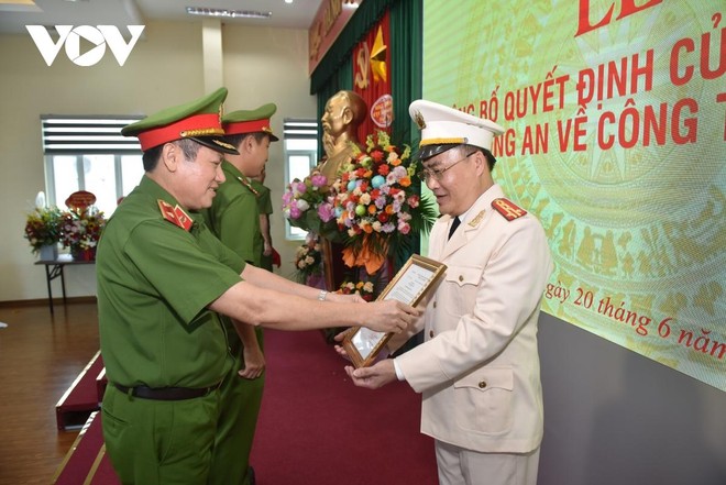 Thiếu tướng Nguyễn Văn Viện, Cục trưởng C04 trao quyết định bổ nhiệm cho Đại tá Nguyễn Đức Tuấn.
