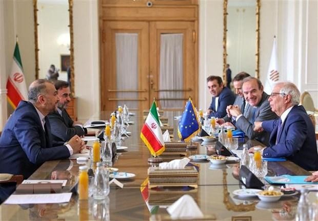 Ngoại trưởng Iran Hossein Amir-Abdollahian (trái) và Đại diện cấp cao phụ trách chính sách an ninh và đối ngoại của EU Josep Borell (phải) tại cuộc gặp ở Tehran ngày 25/6/2022. (Ảnh: AFP/TTXVN).