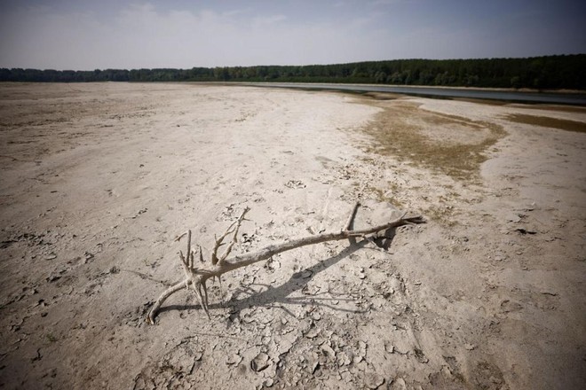 Hình ảnh sông Po, con sông dài nhất của Italy, cạn nước vì đợt hạn hán tồi tệ nhất trong 70 năm qua. Ảnh: Reuters.