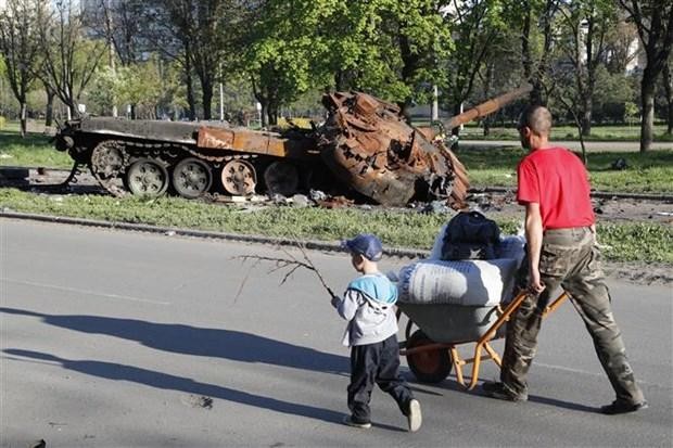 Người dân sơ tán khỏi thành phố Mariupol (Ukraine) ngày 28/4/2022. (Ảnh: THX/TTXVN)