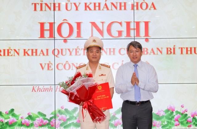 Đồng chí Nguyễn Hải Ninh, Ủy viên Trung ương Đảng, Bí thư Tỉnh ủy Khánh Hòa đã trao quyết định và chúc mừng Đại tá Nguyễn Thế Hùng.