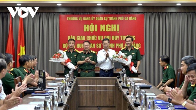 Bí thư Thành ủy Đà Nẵng và Tư lệnh Quân khu 5 tặng hoa chúc mừng 2 đồng chí vừa được bổ nhiệm vị trí công tác mới.