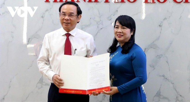Bí thư Thành uỷ Nguyễn Văn Nên trao Quyết định cho bà Trần Kim Yến (ảnh N.S).
