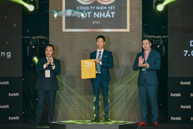 Ông Nguyễn Chí Công- PTGĐ Vicostone, đại diện nhận giải thưởng Top 50 Công ty niêm yết tốt nhất Việt Nam 2022.