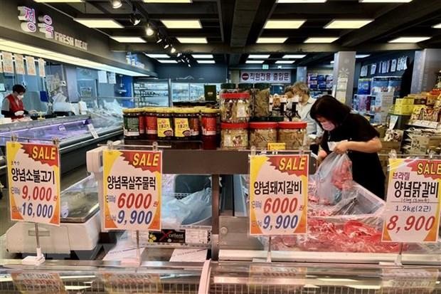 Người dân mua sắm tại một siêu thị ở Seoul, Hàn Quốc ngày 5/6/2022. (Ảnh: THX/TTXVN)