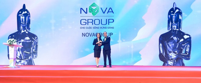 Đại diện HR Asia trao giải thưởng “Nơi làm việc tốt nhất châu Á 2022” cho bà Nguyễn Bạch Kim Vy – Phó tổng giám đốc Vận hành NovaGroup.