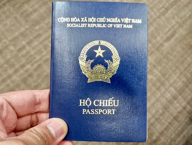 Hộ chiếu mẫu mới của Việt Nam được cấp từ ngày 1/7/2022 (Ảnh: Tiến Tuấn).