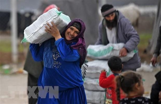 Người tị nạn Syria nhận hàng viện trợ tại trại tị nạn ở thị trấn Mehmediye, Syria. (Ảnh: AFP/TTXVN).