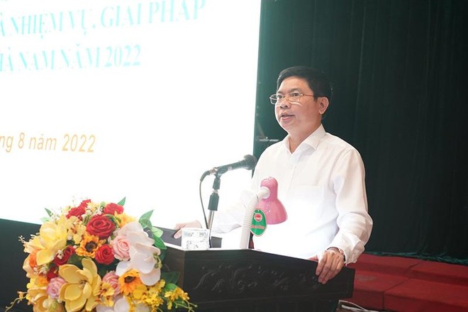 Phó chủ tịch UBND tỉnh Hà Nam Trần Xuân Dưỡng trình bày báo cáo đánh giá kết quả PCI tỉnh Hà Nam năm 2021, nhiệm vụ, giải pháp cải thiện PCI năm 2022 của tỉnh tại hội nghị.