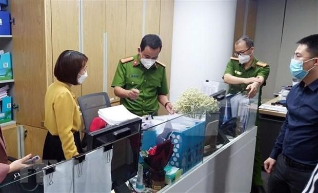 Lực lượng chức năng khám xét và thu giữ tài liệu tại trụ sở FLC hôm 29/3. (Ảnh: Phạm Kiên/TTXVN).
