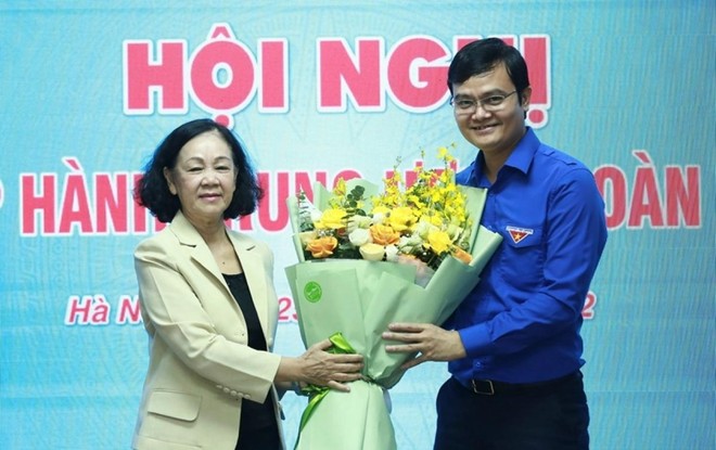 Trưởng Ban Tổ chức Trung ương Trương Thị Mai tặng hoa chúc mừng Tân Bí thư thứ nhất Trung ương Đoàn Bùi Quang Huy. Ảnh: Đoàn TNCS Hồ Chí Minh