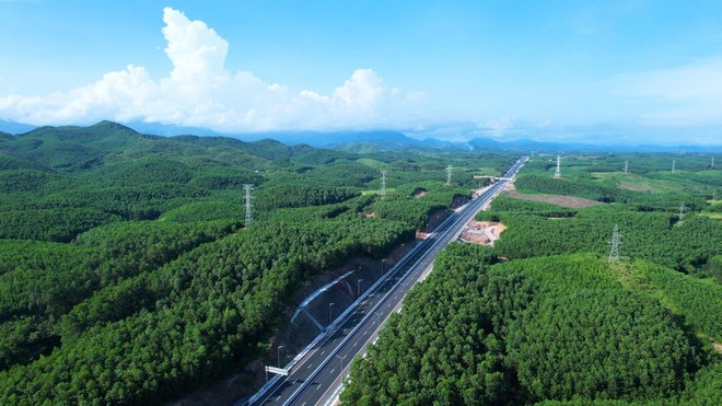 Sắp khánh thành cao tốc Vân Đồn – Móng Cái có hệ thống chiếu sáng hiện đại nhất Việt Nam