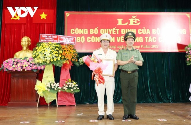Thiếu tướng Lê Văn Tuyến trao quyết định của Bộ trưởng Bộ Công an về việc điều động, bổ nhiệm Đại tá Lâm Phước Nguyên đến giữ chức Giám đốc Công an tỉnh An Giang.
