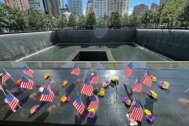 Cờ và hoa được đặt tại bia tưởng niệm sự kiện 11/9 ở New York (Ảnh: DPA).