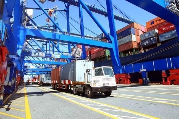 Bốc dỡ container tại cảng Hải Phòng. (Ảnh: An Đăng/TTXVN).