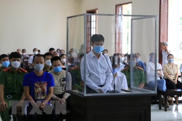 Bị cáo Nguyễn Trung Thành (đứng) tại phiên xét xử. (Ảnh: Nhựt An/TTXVN)