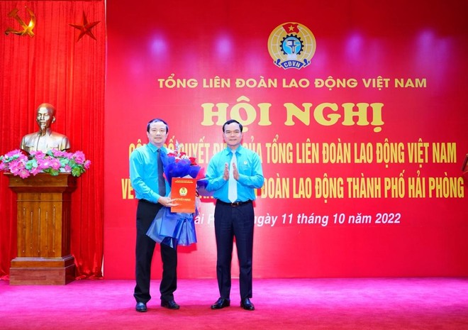 Ông Nguyễn Đình Khang, Chủ tịch Tổng Liên đoàn Lao động Việt Nam trao Quyết định cho ông Nguyễn Anh Tuân, tân Chủ tịch Liên đoàn Lao động TP Hải Phòng.