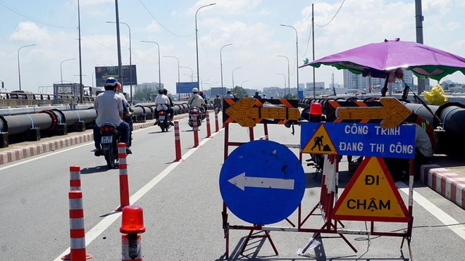 Cầu Bình Phước 1 tạm thời cấm xe trên 16 chỗ để đảm bảo an toàn (ảnh M.Q)