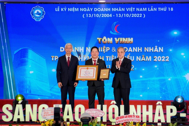 Ông Huỳnh Thanh Tứ - Phó Tổng giám đốc Hưng Thịnh Incons đại diện nhận giải thưởng“Sản phẩm, Dịch vụ tiêu biểu Thành phố Hồ Chí Minh năm 2022”.