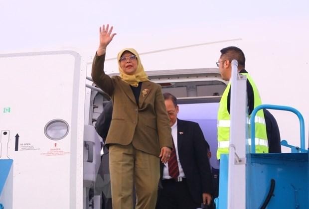 Tổng thống Singapore Halimah Yacob đến Sân bay Quốc tế Nội Bài, Hà Nội. (Ảnh: Văn Điệp/TTXVN).