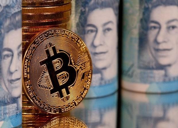 Tiền điện tử bitcoin và tiền giấy bảng Anh. (Nguồn: Reuters)