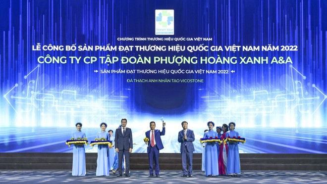 Ông Lưu Công An PTGĐ Tập đoàn Phenikaa, đại diện nhận biểu trưng Thương hiệu quốc gia 2022.