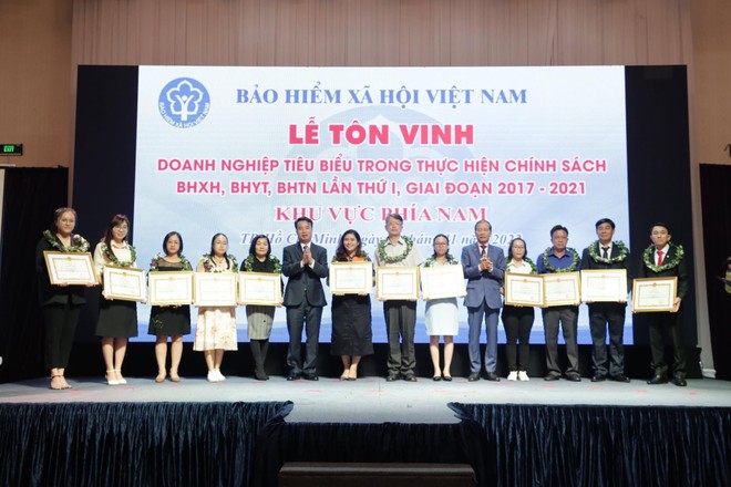 Lãnh đạo BHXH Việt Nam và lãnh đạo VCCI tặng bằng khen cho các doanh nghiệp tiêu biểu trong thực hiện chính sách BHXH khu vực phía Nam.