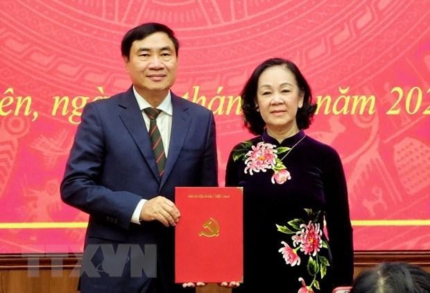 Trưởng ban Tổ chức Trung ương Trương Thị Mai (phải) trao quyết định của Bộ Chính trị điều động, chỉ định ông Trần Quốc Cường giữ chức Bí thư Tỉnh ủy Điện Biên nhiệm kỳ 2020-2025. (Ảnh: Xuân Tiến/TTXVN).