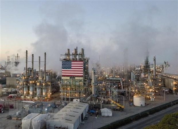 Một nhà máy lọc dầu ở Carson, bang California, Mỹ. (Ảnh: AFP/TTXVN).