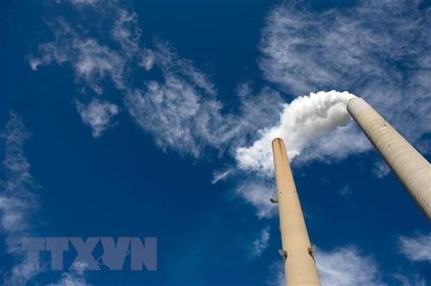 Khí thải từ một nhà máy điện than. (Ảnh: AFP/TTXVN).