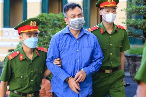 Bị cáo Nguyễn Minh Khải bị dẫn giải đến phiên tòa.
