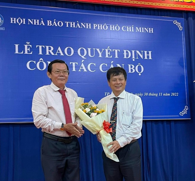 Ông Trần Trọng Dũng (bên phải), Phó Chủ tịch Hội Nhà báo Việt Nam và ông Nguyễn Tấn Phong, Chủ tịch Hội Nhà báo TP.HCM tại lễ trao quyết định bổ nhiệm.