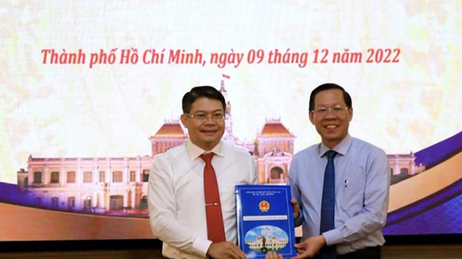 Ông Phan Văn Mãi trao quyết định cho ông Nguyễn Thành Lợi (Ảnh: P.A).