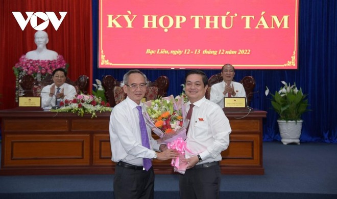 Bí thư Tỉnh ủy, Chủ tịch HĐND tỉnh Bạc Liêu Lữ Văn Hùng tặng hoa chúc mừng ông Huỳnh Chí Nguyện được bầu giữ chức Phó Chủ tịch UBND tỉnh Bạc Liêu.