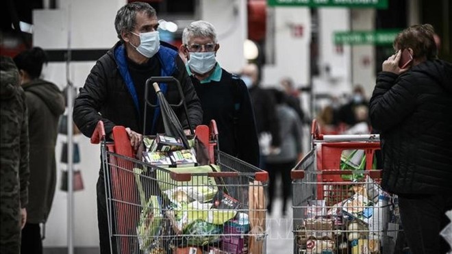 Người dân mua hàng trong siêu thị tại Bordeaux, Pháp. (Ảnh: AFP)