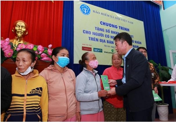 TGĐ Nguyễn Thế Mạnh trao tặng sổ BHXH, thẻ BHYT cho các cá nhân.