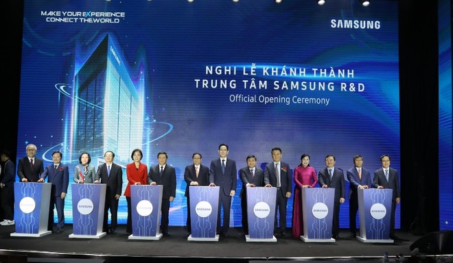 Các đại biểu nhấn nút chính thức khánh thành Trung tâm R&D của Samsung tại Việt Nam.