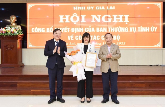 Ban Thường vụ Tỉnh ủy Gia Lai đã trao quyết định cho bà Nguyễn Thị Thanh Lịch giữ chức Phó Bí thư Ban cán sự Đảng UBND tỉnh, nhiệm kỳ 2021-2026. Ảnh: Đức Thụy.
