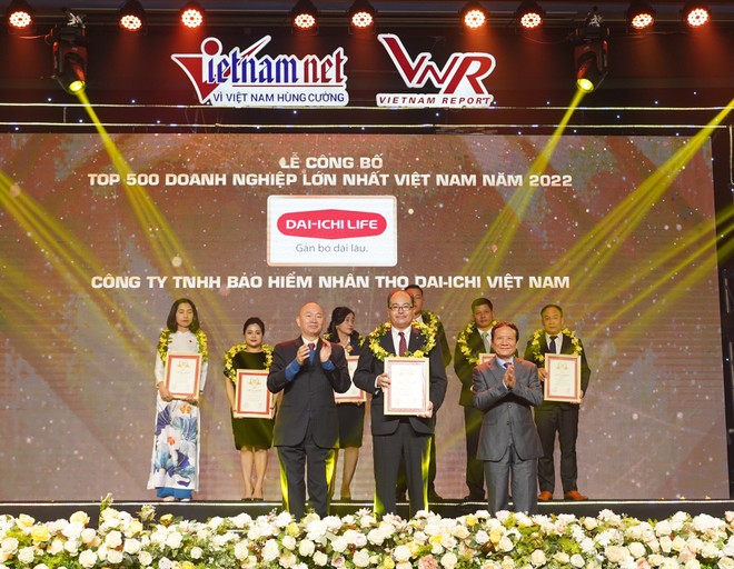 Ông Seigo Fujimaru – Phó Tổng Giám đốc Điều hành kiêm Phó Tổng Giám đốc Hành chính tổng hợp Dai-ichi Life Việt Nam, nhận giải thưởng “Top 500 Doanh nghiệp lớn nhất Việt Nam năm 2022”.