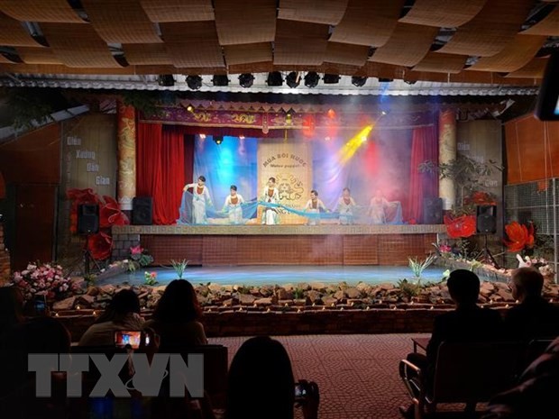 Du khách thưởng thực chương trình nghệ thuật truyền thống tại tour khám phá Hoàng thành Thăng Long về đêm. (Ảnh: Đinh Thuận/TTXVN)
