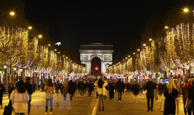 Khung cảnh trang hoàng đón Năm mới ở Paris, Pháp. (Ảnh: THX/TTXVN)