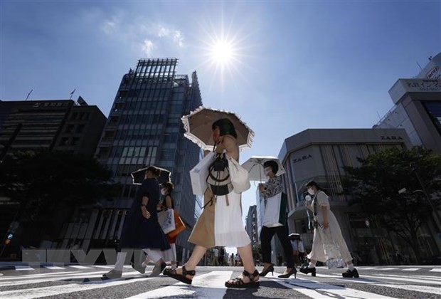 Người dân di chuyển dưới tiết trời nắng nóng tại Nagoya, Nhật Bản, ngày 1/7/2022. (Ảnh: Kyodo/TTXVN).